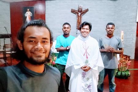 I seminaristi papuani Domenic e Harry con P. Mapacpac e Fr. Caraos nella capella nel Seminario Spirito Santo a Bomana.