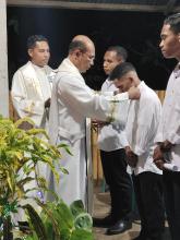 The new aspirants in Seminary Preparatory Year (Propedeutic) receives the cross from Fr. Henrikus Gualbertus, Responsible of the House in Wailiti.