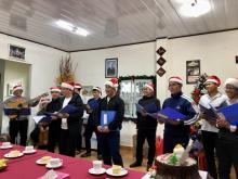 I seminaristi rogazionisti intonano i canti natalizi ai visitatori.