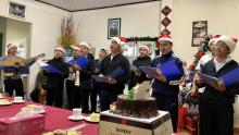 I seminaristi rogazionisti intonano i canti natalizi ai visitatori.