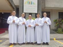 I cinque nuovi professi religiosi studenti vietnamiti.