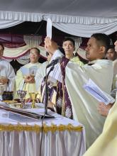 Prima Messa del novello sacerdote Rogazionista P. Sylvester Kennedy RCJ a Mageloo, Maumere-Indonesia, il suo cittadina natale.  