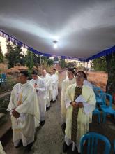 Prima Messa del novello sacerdote Rogazionista P. Agustinus Bria RCJ a Ona, Nangahure, Maumere, Indonesia, il suo cittadina natale. 