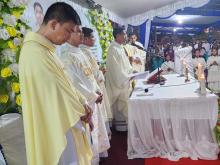 Prima Messa del novello sacerdote Rogazionista P. Agustinus Bria RCJ a Ona, Nangahure, Maumere, Indonesia, il suo cittadina natale. 