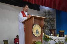 P. Carlos De Guzman, Rettore uscente del Rogationist College Cavite.