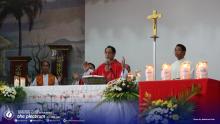 P. Wesley Taguibao, il nuovo Rettore del RC-C, presiede l'Eucaristia. 
