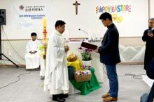 Fr. Peter Kim Jun Oh, in-charge of the Suncheon Catholic Migrant Center hands over to Fr. Balquin the faculty to administer the sacraments.