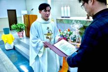 Fr. Peter Kim Jun Oh, in-charge of the Suncheon Catholic Migrant Center hands over to Fr. Cuong the faculty to administer the sacraments.