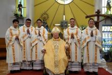 The five new deacons with Bishop Jessie Mercado of the Diocese of Paranaque. 