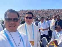 I missionari rogazionisti p. JR Arreza e p. Zander Conson durante la ricente S. Messa presieduta dal Santo Padre nello stadio a Port Moresby, Papua Nuova Guinea