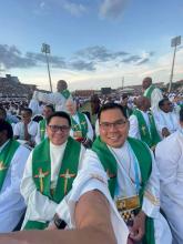 I missionari rogazionisti p. JR Arreza e p. Zander Conson durante la ricente S. Messa presieduta dal Santo Padre nello stadio a Port Moresby, Papua Nuova Guinea