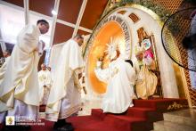 Il clero della diocese di Daet augura il nuovo vescovo con il bacio mano.