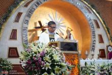 P. Ezpeleta legge la traduzione in inglese del decreto del Papa Francesco.