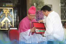 Mons. Abcede riceve dal governatore la chiave simbolica della provincia del Camarines Norte.