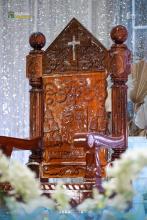 Una replica in legno della cattedra del nuovo vescovo, un regalo dai suoi amici del paese di Vinzons.