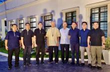 La nuova equipe di formatori del Seminario di Cebu con l'Arcivescovo Palma.