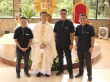 Il Padre Provinciale con I tre neo novizi nelle filippine. 