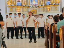 Rogationist seminarians sing carols in a parish.