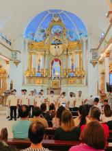 Rogationist seminarians sing carols in a parish.