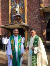 P. Ryan con il parrocco della parrocchia del Monte Carmelo a Janiuay, Iloilo