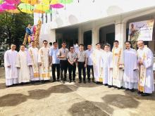 Sacerdoti e religiosi studenti rogazionisti vietnamiti durante una celebrazione presso la parrocchia rogazionista a Manila, Filippine.
