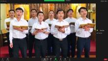 Seminaristi rogazionisti in Vietnam cantando la preghiera per la chiusura del primo giorno dell'assemblea.