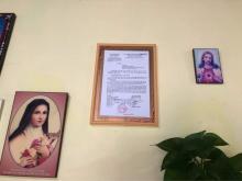 Il documento del permesso esposto nel soggiorno della "Rogate House" a Dalat.