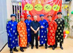 Mons. Anthony Vu, Bishop emeritus of Dalat, with the Rogationist seminarians in the traditional local costume.
