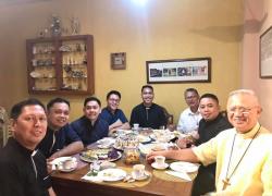 La nuova equipe di formatori del Seminario di Cebu con l'Arcivescovo Palma.