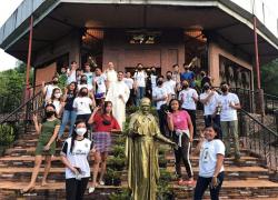 P. Bryan con i giovani davanti il Santuario di S. Annibale Maria a Mina, Iloilo.