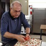P. Vito Curci prepara la focaccia